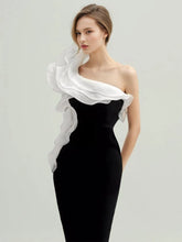 Robe longue asymétrique à volants et à une épaule