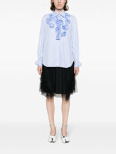 ROMANTISCHES HEMD AUS BAUMWOLLCRÉP MIT ROSETTENAPPLIKATION UND LANGARM, KNOPFVERSCHLUSS - BLAU