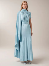 Robe plissée à col montant et à épaule unique avec taille cintrée