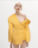 Schmaler Blazer mit ausgehöhltem Revers und langen Ärmeln und schulterfreiem Schnitt