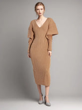 Ausgehöhltes minimalistisches Kleid für V-Ausschnitt, Langarm-Stricken
