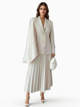 Zweiteiliges Set mit Blazer und Faltenrock mit unregelmäßigen Ärmeln