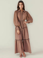 Robe longue à manches longues et col rabattu avec boutonnage simple