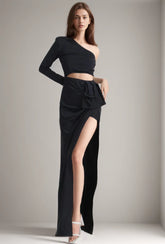 Robe à épaules dénudées et col en diagonale avec fente haute