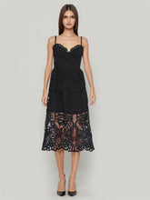 Robe à bretelles brodée de fleurs