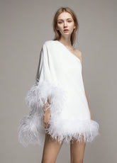 Robe cape à une manche avec col diagonal en plumes d'autruche