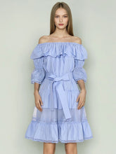 Robe à épaules dénudées avec ceinture brodée
