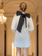 Minikleid mit Pailletten, Schnürung und Schleife