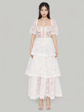 Robe imprimée brodée à col carré et manches bouffantes