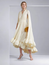 Robe de soirée à lacets et col en V avec manches cape