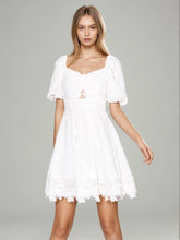 Robe à manches bouffantes creuses avec broderies florales