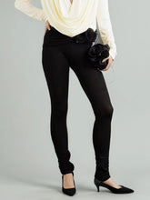 Schwarze enge Hose mit Blumenmuster