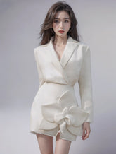 Langärmliges, schmal geschnittenes Anzugkleid mit Blumenmuster