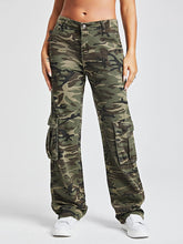Hochgeschnittene Cargo-Jeans mit Camouflage-Print und seitlichen Pattentaschen