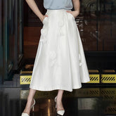 Ausgestellter Midirock mit Rosenapplikation