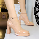 Einfache, dicke Ferse, Super High Heel, wasserdichte Plateauschuhe aus Lackleder mit quadratischer Zehenpartie und Knöchelriemen, High Heels