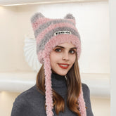 Gestreifte Wollmütze mit Buchstabengrafik und Zopfmuster in Kontrastfarbe, warm, lässig, süßer Plüsch-Ohrenschützer-Hut