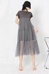Kurzärmliges, gestuftes Maxikleid aus Tüllnetz