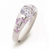 La bague en pierre incrustée de papillons