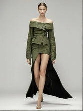 Zweiteiliges Set mit One-Shoulder-Jacke und Schlitzrock