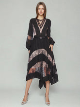 Robe longue sans manches à encolure haute et motif fleuri