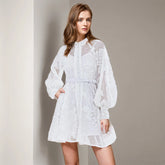 Robe blanche à col montant et manches lanternes