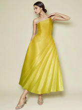 Robe longue plissée jaune à une épaule
