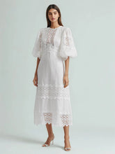 Robe ajourée à col rond et manches lanternes