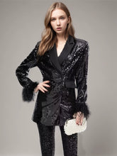 Schwarzer Blazer aus Satin mit Pailletten und Federn