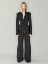 Zweiteiliges Set aus Blazer und Hose mit V-Ausschnitt