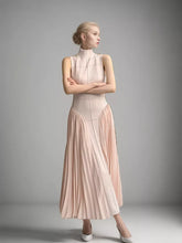 Robe moulante sans manches à lignes plissées