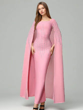 Robe longue à manches longues et col carré avec diamants