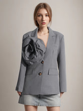 Lockerer Anzugblazer mit dreidimensionaler Blume und V-Ausschnitt