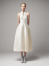 Robe élégante à revers et taille haute avec plis