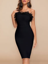 Jacqueline – Figurbetontes Midikleid mit Federn