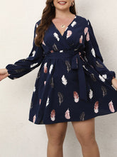 Natalia Minikleid mit V-Ausschnitt und Federn