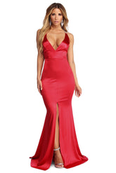 Gabby Reign im Satinkleid mit Strasssteinen