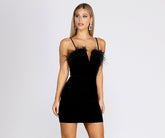 Minikleid aus Samt mit Marabu-Ausschnitt