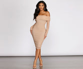 Hourglass – Schulterfreies, gerüschtes Midikleid