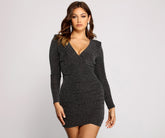 Mini-robe froncée à paillettes enveloppée dans un glamour