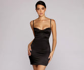 Auffallend im Satin-Minikleid