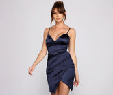 Eingehüllt in ein elegantes Minikleid aus Satin