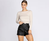 Crop Top aus Rippstrick mit Knoten vorne