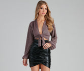 Entscheiden Sie sich für das leuchtende Oberteil mit Bindeband vorne