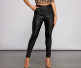 Skinny-Hose aus beschichtetem Kunstleder mit hoher Taille