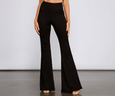 Trendsetzende Babe Schlaghose