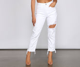 Hochgeschnittene Mom-Jeans im Destroyed-Look und mit ausgefransten Kanten