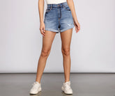 Hoch sitzende Shorts aus zerstörtem Diva-Jeansstoff