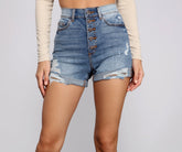 Jeansshorts mit hoher Taille und Knopfleiste