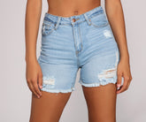 Effortless Vibes – Abgeschnittene Jeansshorts